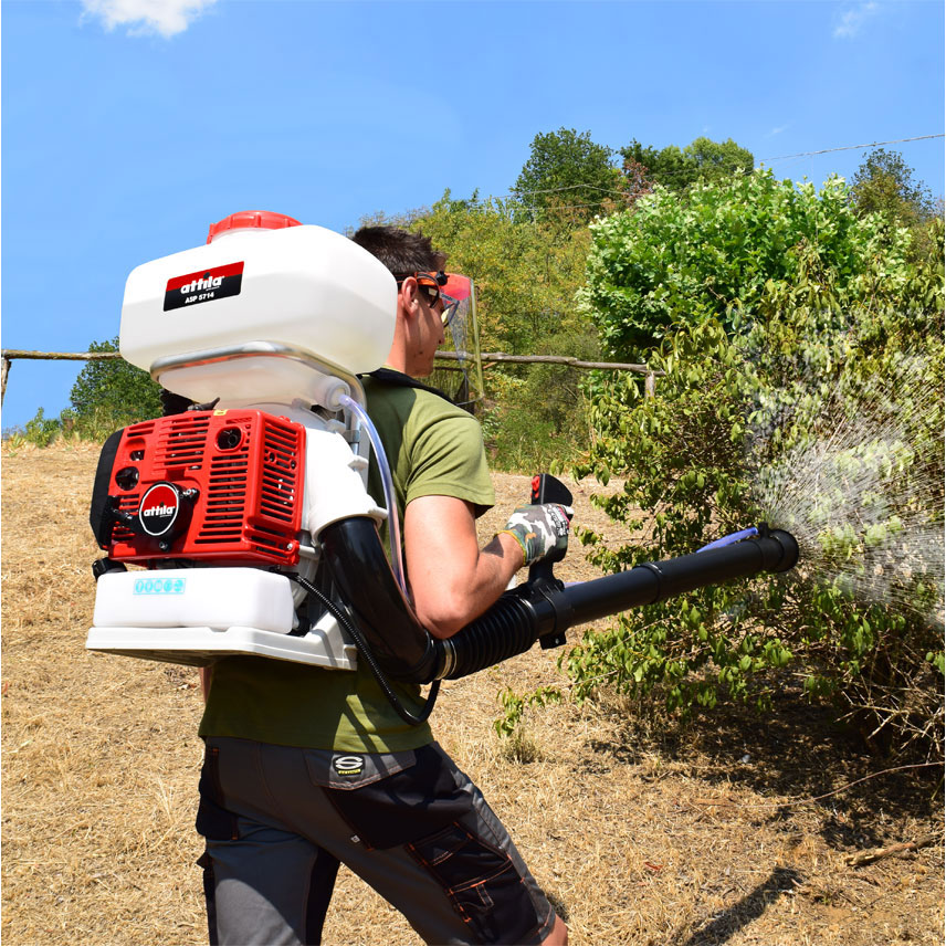 Immagine ambientata pompa irrorazione a zaino Attila ASP 5714