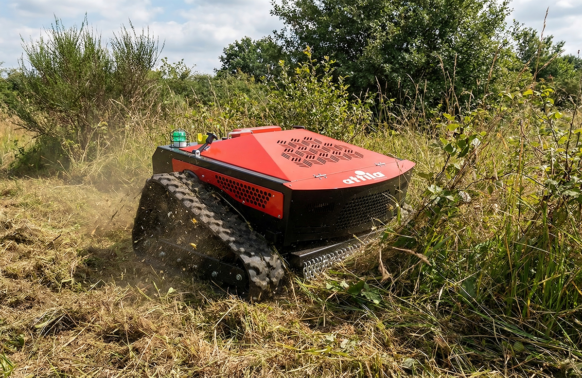 Immagine ambientata del trinciaerba radiocomandato Attila ATRC 7055